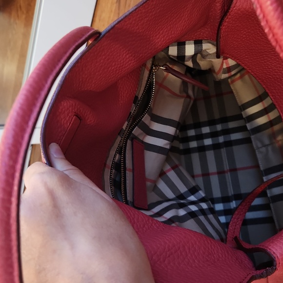 Red leather Burberry purse - Picture 4 of 12